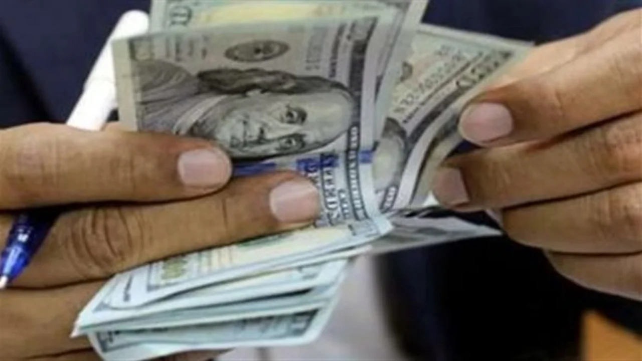 تراجع مفاجئ.. الدولار يخسر قيمته في البنك التجاري والأهلي